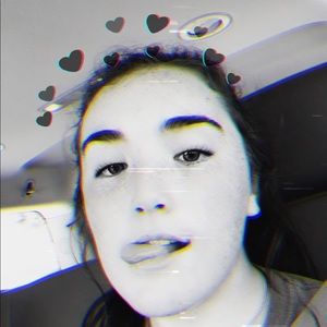 Meet your Posher, Larissa